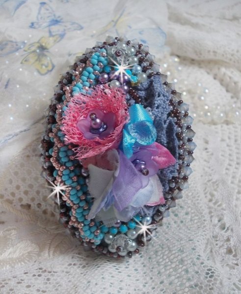 Mademoiselle Bluse Haute-Couture haarspeld geborduurd met parelgrijs kant, ronde parels, Lucite bloemen en zaadkralen