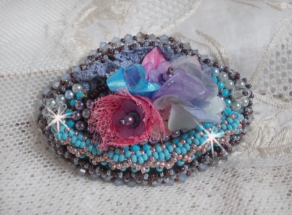 Mademoiselle Bluse Haute-Couture haarspeld geborduurd met parelgrijs kant, ronde parels, Lucite bloemen en zaadkralen