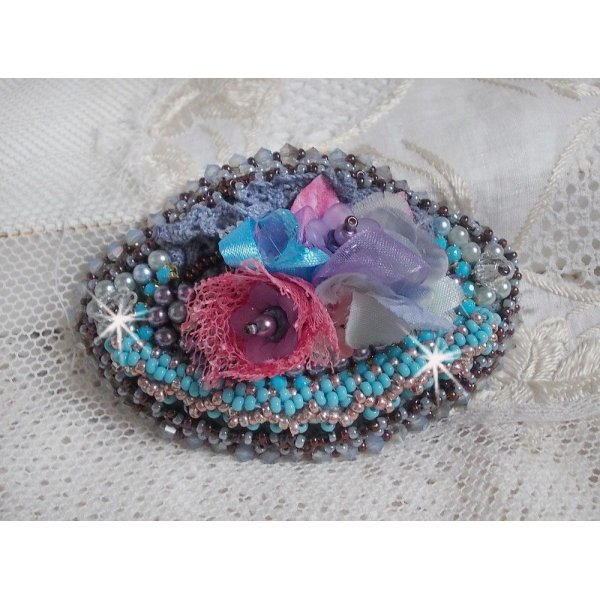 Mademoiselle Bluse Haute-Couture haarspeld geborduurd met parelgrijs kant, ronde parels, Lucite bloemen en zaadkralen