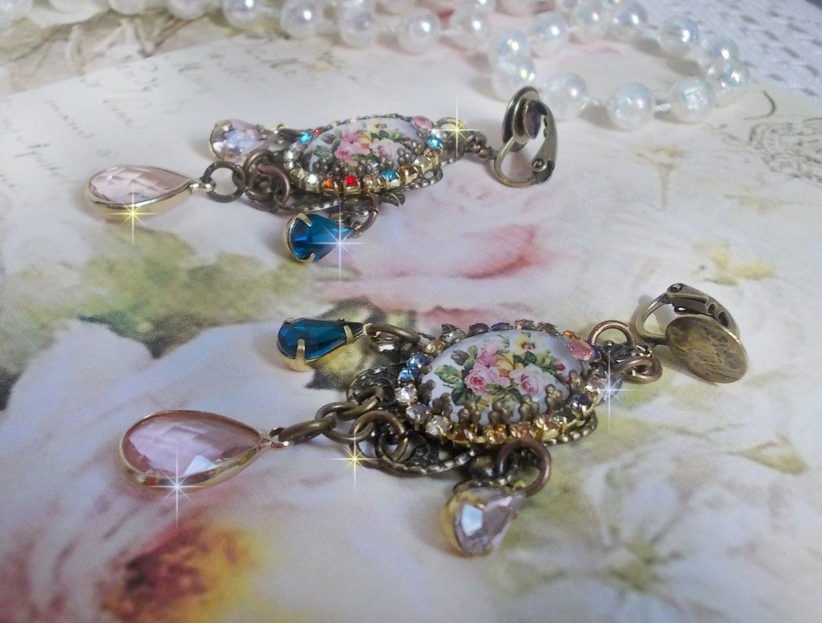 BO Affection of Roses gemaakt met glazen cabochons die een boeket voorstellen, glazen kralen, strass van verschillende kleuren en messing accessoires.