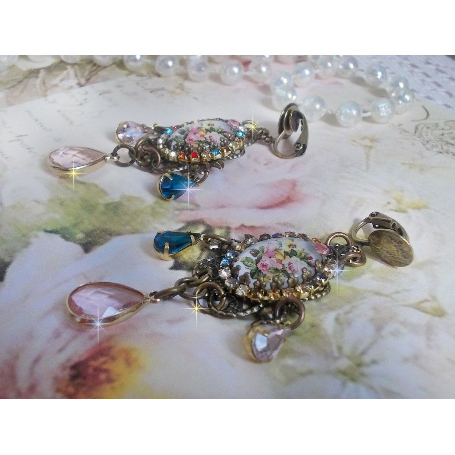BO Affection of Roses gemaakt met glazen cabochons die een boeket voorstellen, glazen kralen, strass van verschillende kleuren en messing accessoires.