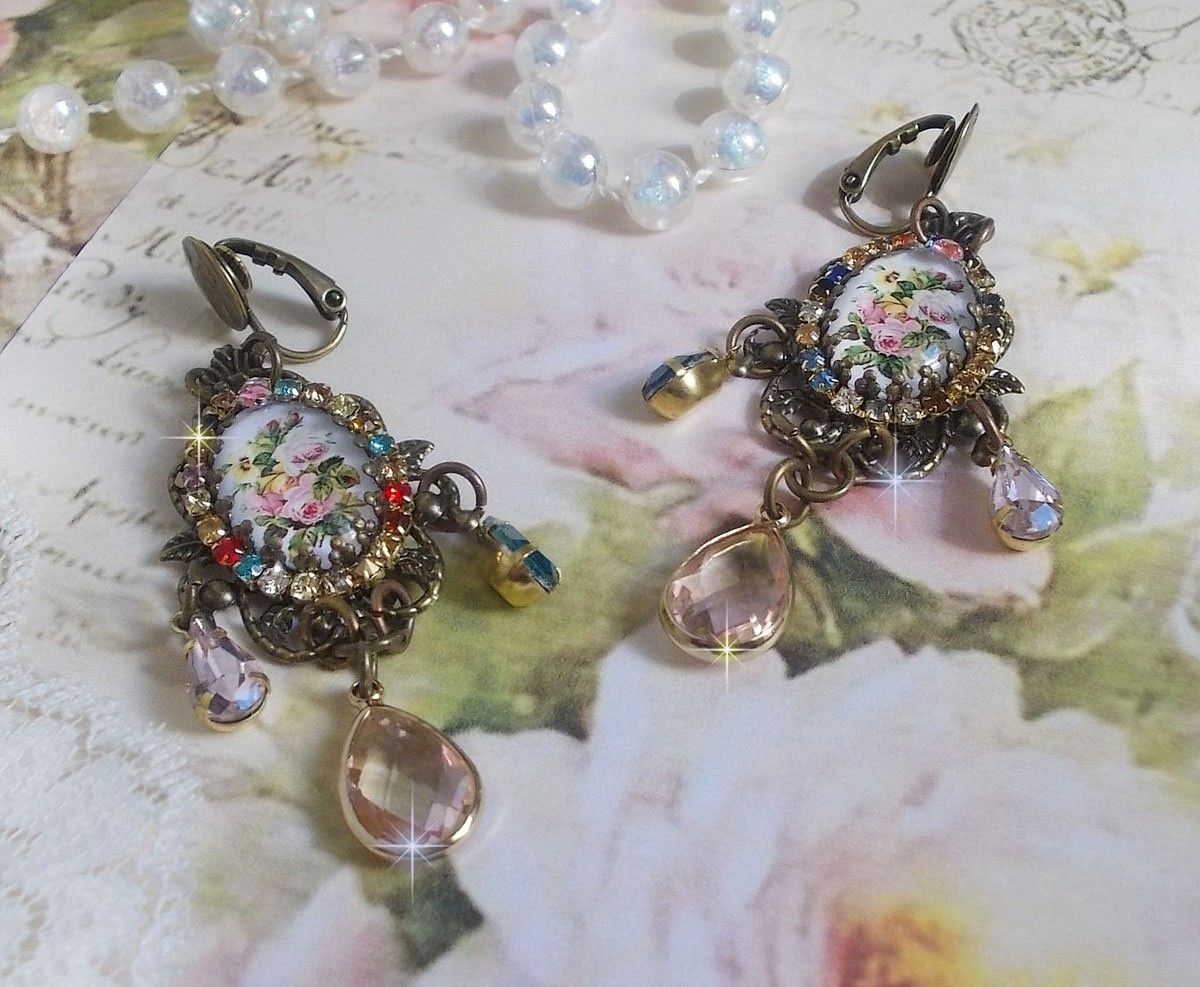 BO Affection of Roses gemaakt met glazen cabochons die een boeket voorstellen, glazen kralen, strass van verschillende kleuren en messing accessoires.