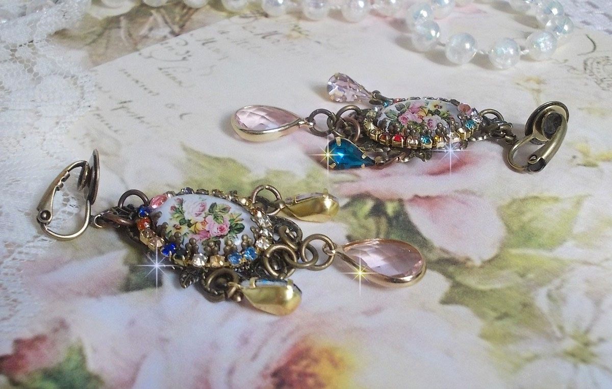 BO Affection of Roses gemaakt met glazen cabochons die een boeket voorstellen, glazen kralen, strass van verschillende kleuren en messing accessoires.