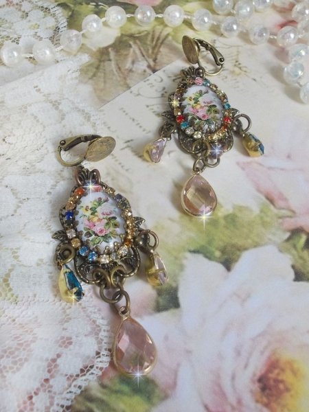 BO Affection of Roses gemaakt met glazen cabochons die een boeket voorstellen, glazen kralen, strass van verschillende kleuren en messing accessoires.