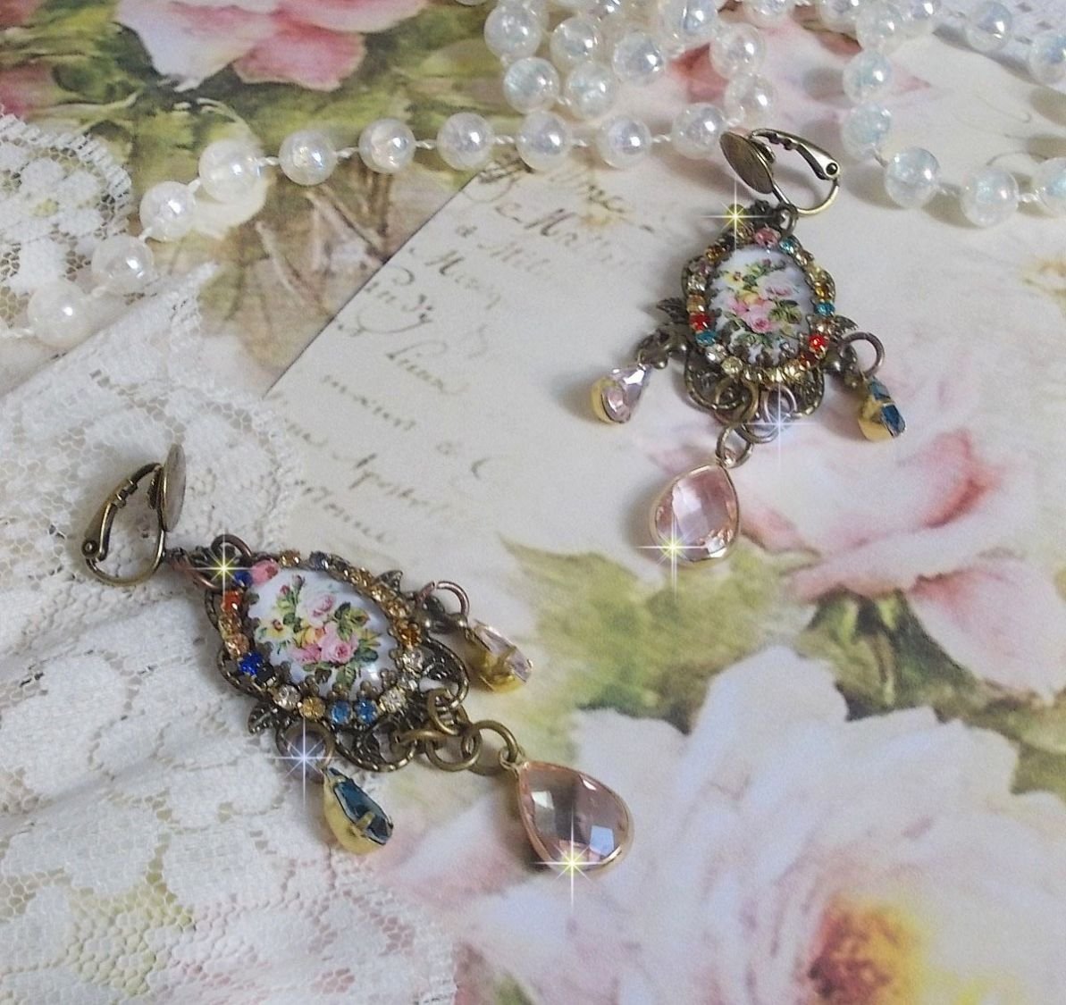 BO Affection of Roses gemaakt met glazen cabochons die een boeket voorstellen, glazen kralen, strass van verschillende kleuren en messing accessoires.