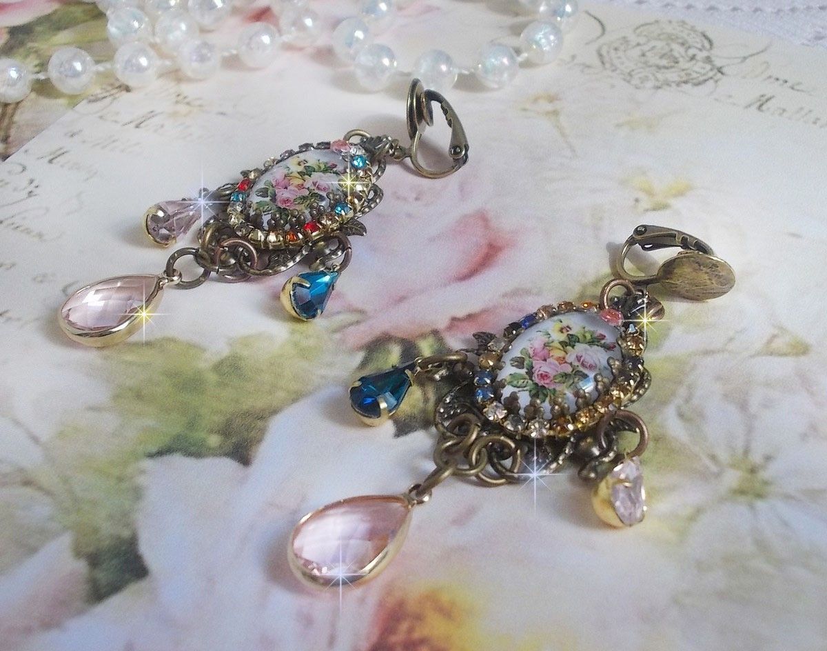 BO Affection of Roses gemaakt met glazen cabochons die een boeket voorstellen, glazen kralen, strass van verschillende kleuren en messing accessoires.