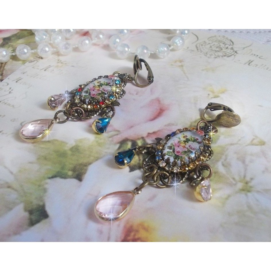 BO Affection of Roses gemaakt met glazen cabochons die een boeket voorstellen, glazen kralen, strass van verschillende kleuren en messing accessoires.