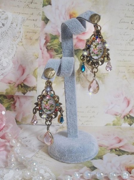 BO Affection of Roses gemaakt met glazen cabochons die een boeket voorstellen, glazen kralen, strass van verschillende kleuren en messing accessoires.