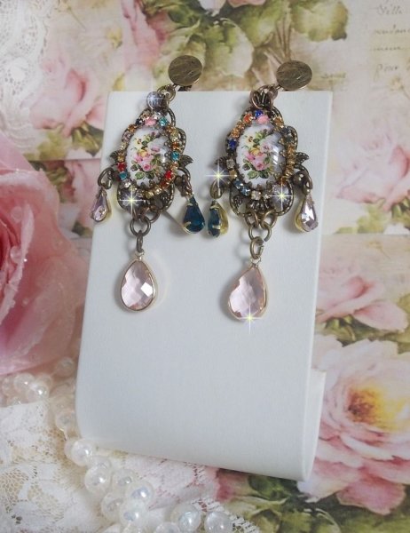 BO Affection of Roses gemaakt met glazen cabochons die een boeket voorstellen, glazen kralen, strass van verschillende kleuren en messing accessoires.