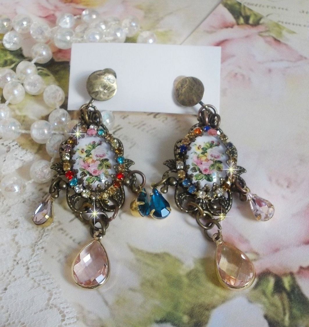BO Affection of Roses gemaakt met glazen cabochons die een boeket voorstellen, glazen kralen, strass van verschillende kleuren en messing accessoires.