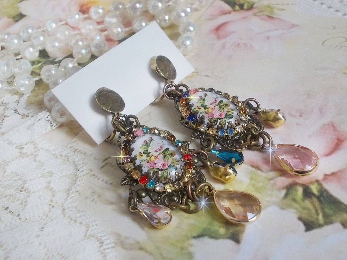 BO Affection of Roses gemaakt met glazen cabochons die een boeket voorstellen, glazen kralen, strass van verschillende kleuren en messing accessoires.