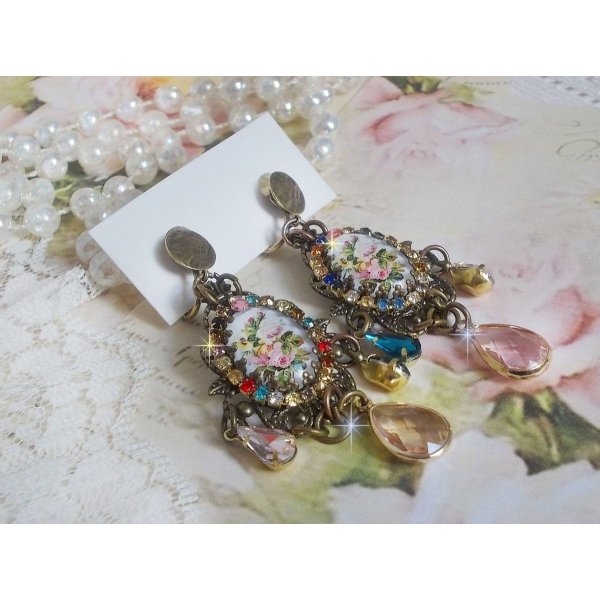 BO Affection of Roses gemaakt met glazen cabochons die een boeket voorstellen, glazen kralen, strass van verschillende kleuren en messing accessoires.