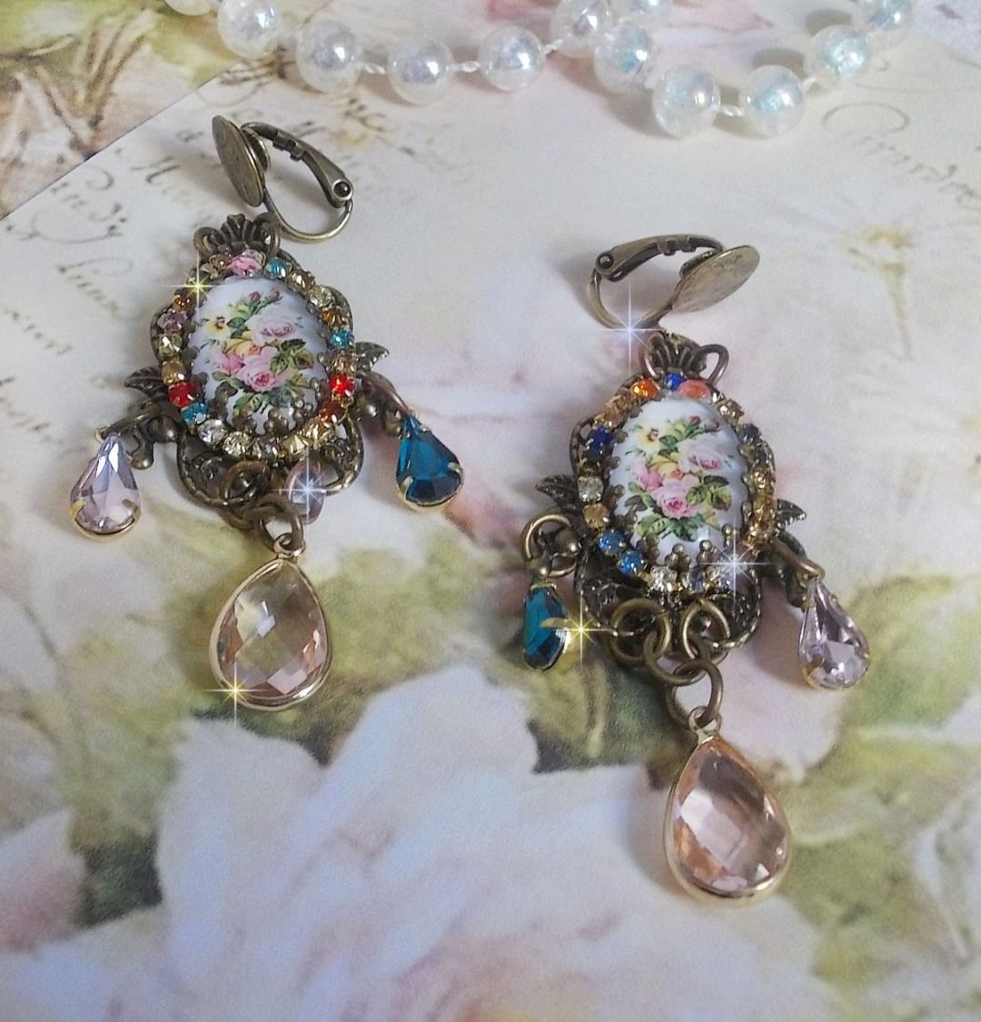 BO Affection of Roses gemaakt met glazen cabochons die een boeket voorstellen, glazen kralen, strass van verschillende kleuren en messing accessoires.