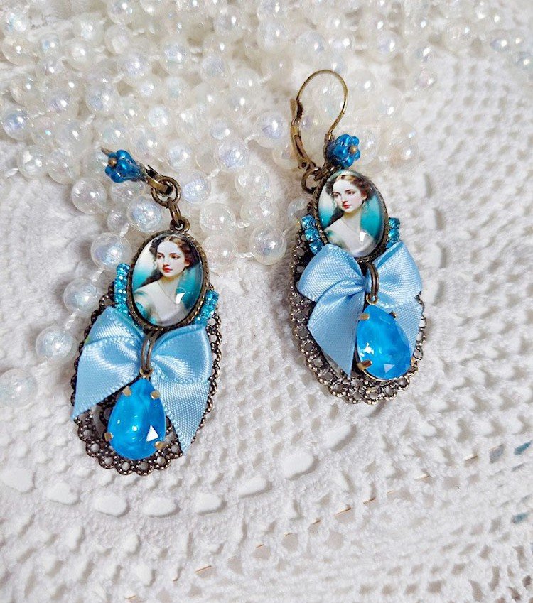 BO Aily créées avec cabochons loupes, nœud satin, strass, perles Cristal Swarovski, dormeuses laiton