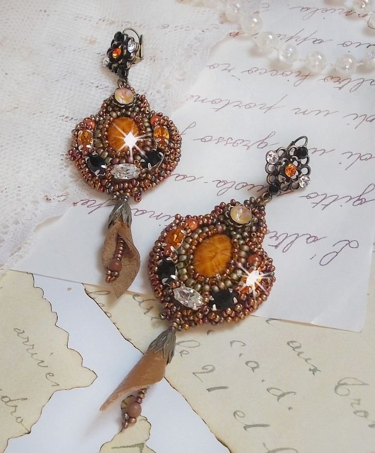 BO Amber Romance gemaakt met een karamelkleurige koeienhuid, Swarovski kristallen