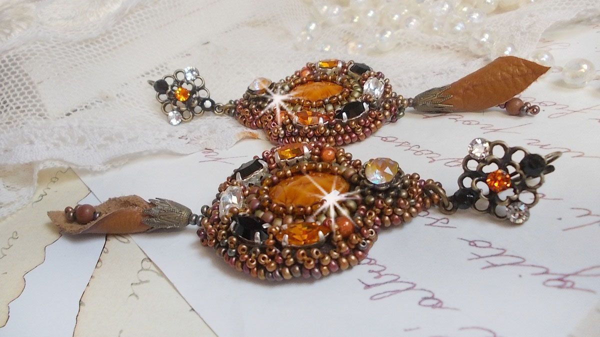 BO Amber Romance gemaakt met een karamelkleurige koeienhuid, Swarovski kristallen
