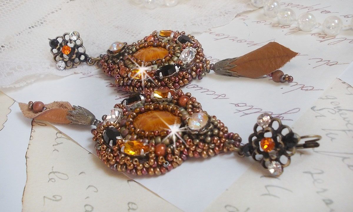 BO Amber Romance gemaakt met een karamelkleurige koeienhuid, Swarovski kristallen