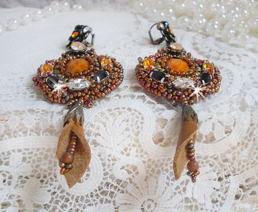 BO Amber Romance gemaakt met een karamelkleurige koeienhuid, Swarovski kristallen