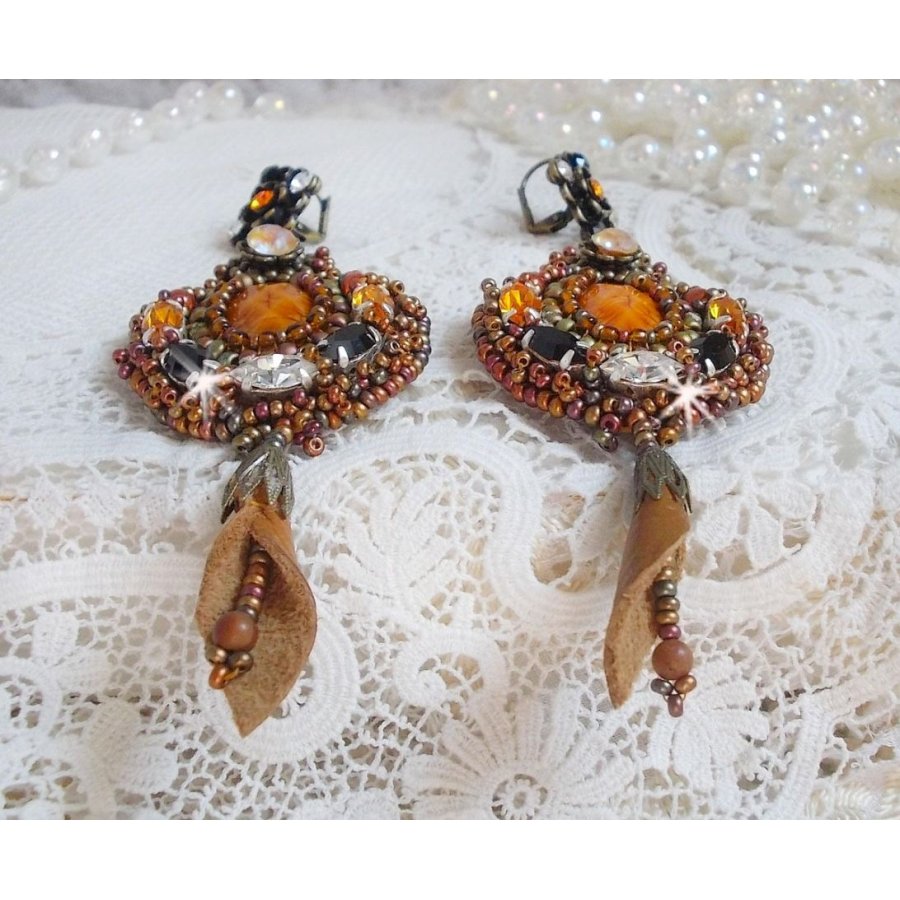 BO Amber Romance gemaakt met een karamelkleurige koeienhuid, Swarovski kristallen