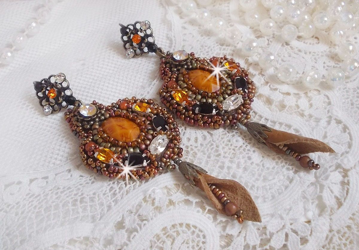BO Amber Romance gemaakt met een karamelkleurige koeienhuid, Swarovski kristallen