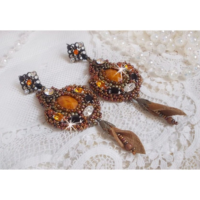 BO Amber Romance gemaakt met een karamelkleurige koeienhuid, Swarovski kristallen