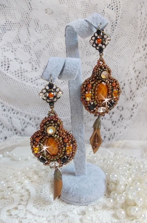BO Amber Romance gemaakt met een karamelkleurige koeienhuid, Swarovski kristallen