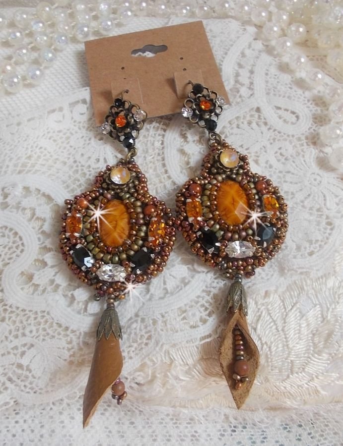 BO Amber Romance gemaakt met een karamelkleurige koeienhuid, Swarovski kristallen