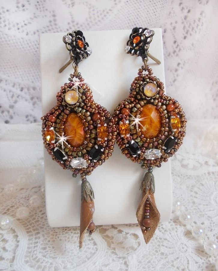 BO Amber Romance gemaakt met een karamelkleurige koeienhuid, Swarovski kristallen