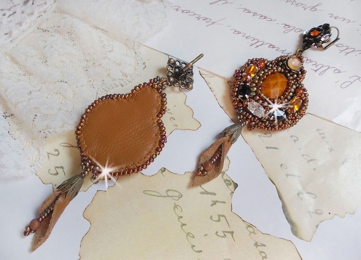 BO Amber Romance gemaakt met een karamelkleurige koeienhuid, Swarovski kristallen