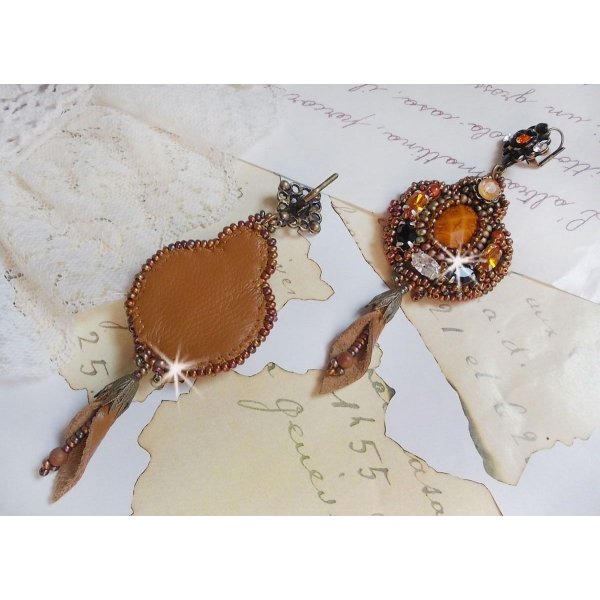 BO Amber Romance gemaakt met een karamelkleurige koeienhuid, Swarovski kristallen