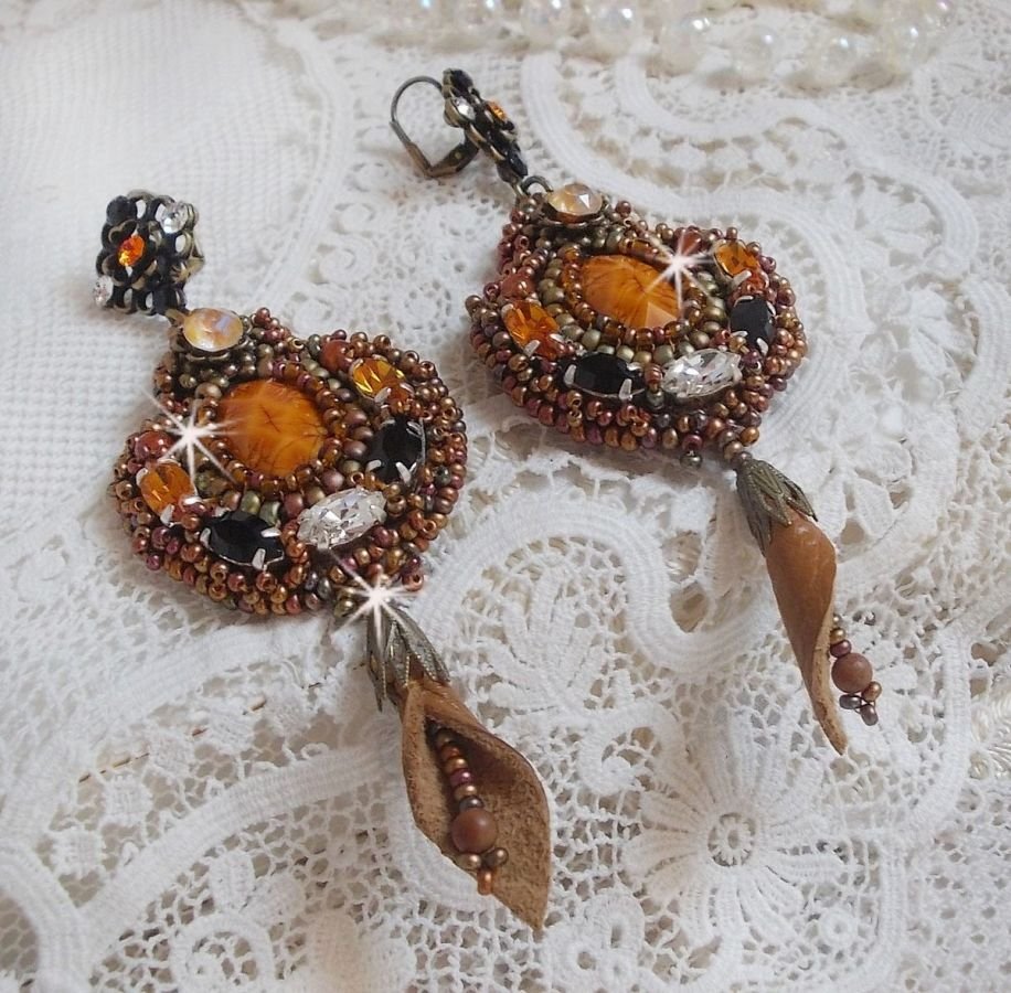 BO Amber Romance gemaakt met een karamelkleurige koeienhuid, Swarovski kristallen