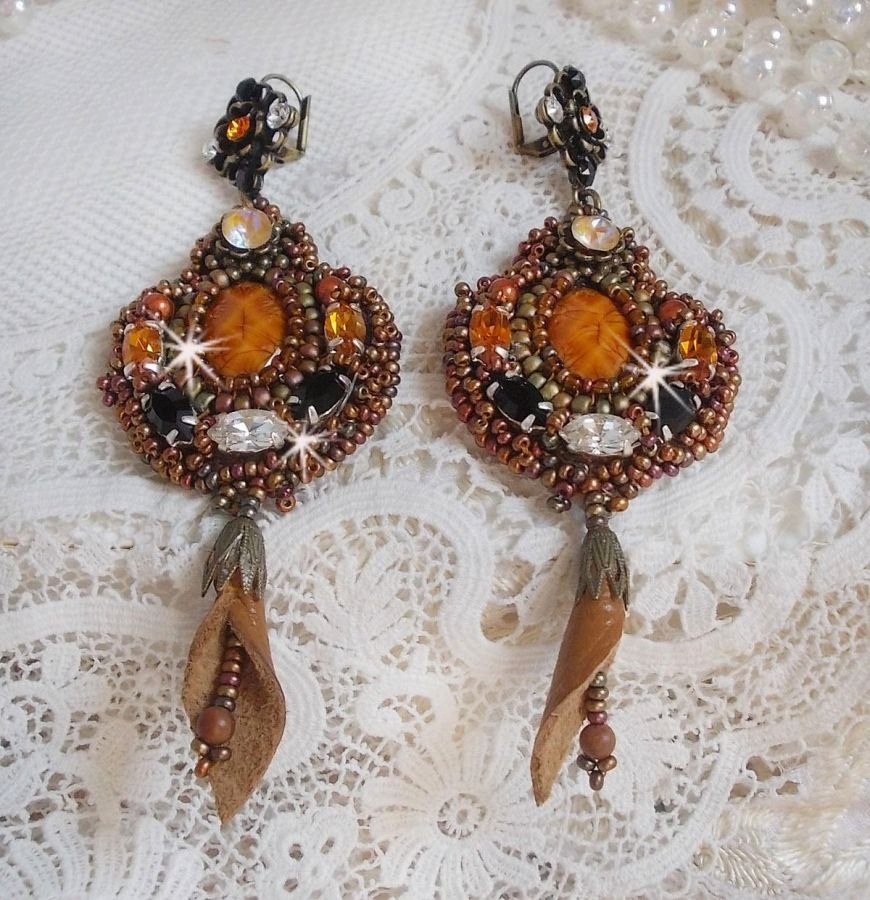 BO Amber Romance gemaakt met een karamelkleurige koeienhuid, Swarovski kristallen