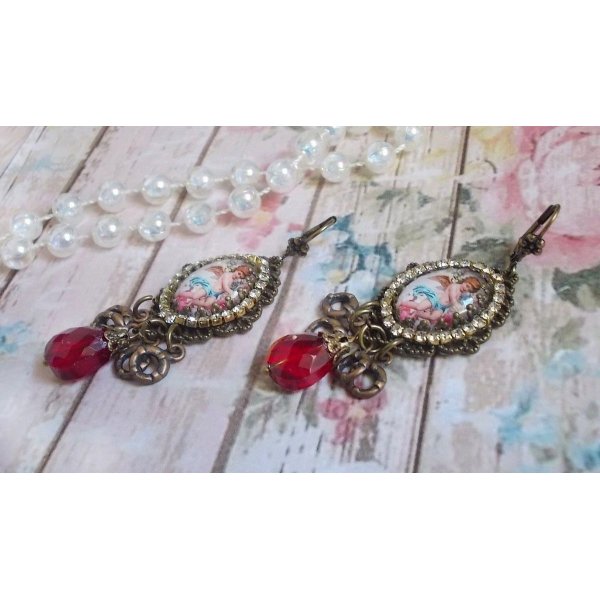 BO Petit Ange gemaakt met vergrotende Engel cabochons, kristallen, bedels en glazen kralen