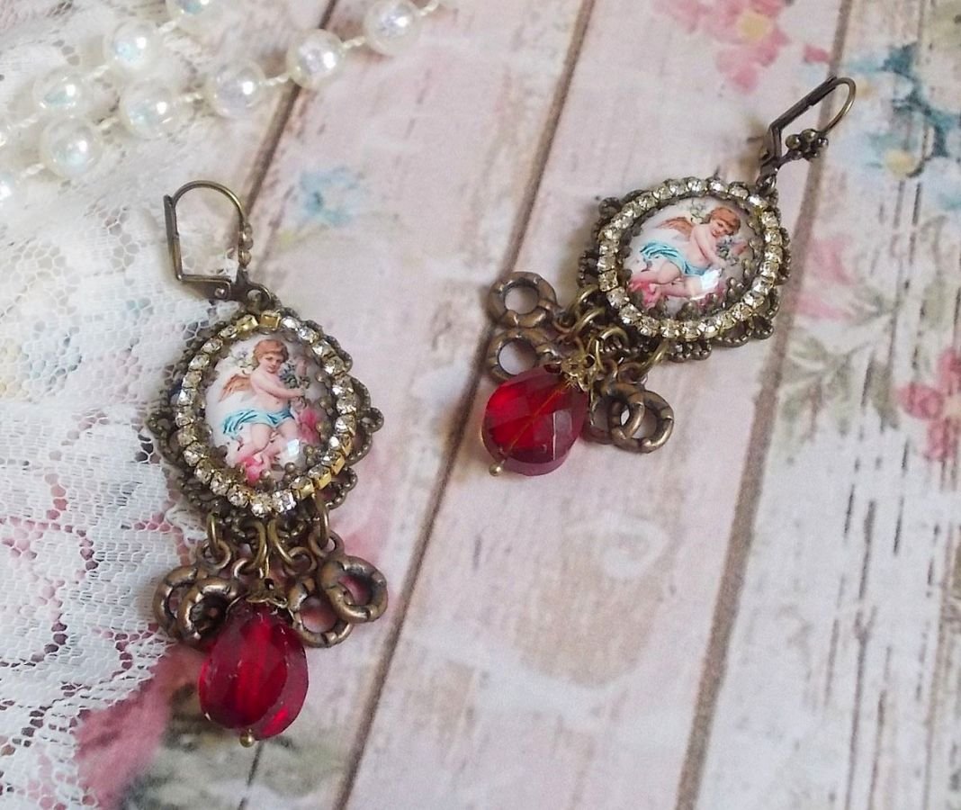 BO Petit Ange gemaakt met vergrotende Engel cabochons, kristallen, bedels en glazen kralen