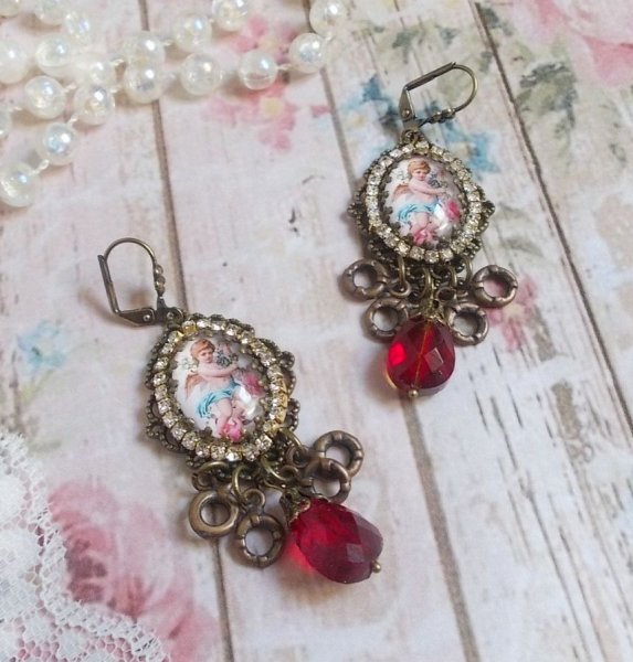 BO Petit Ange gemaakt met vergrotende Engel cabochons, kristallen, bedels en glazen kralen