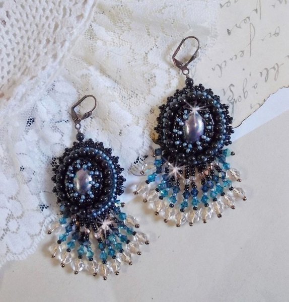 BO Angelot geborduurd met resin cabochons, Swarovski kristal kralen en Toho rocailles.