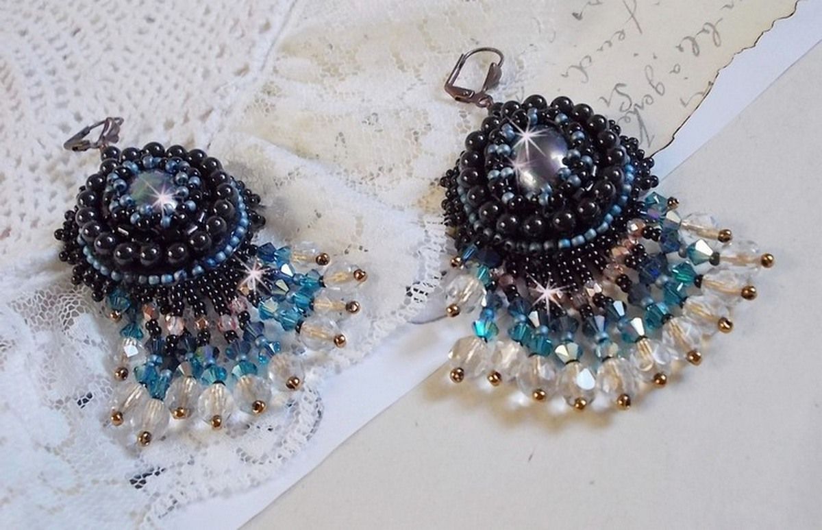BO Angelot geborduurd met resin cabochons, Swarovski kristal kralen en Toho rocailles.