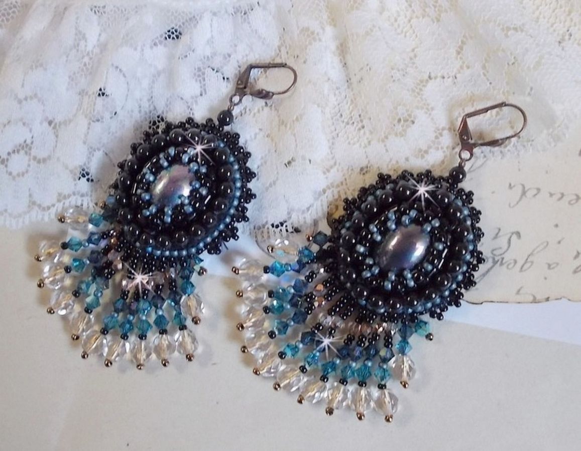 BO Angelot geborduurd met resin cabochons, Swarovski kristal kralen en Toho rocailles.
