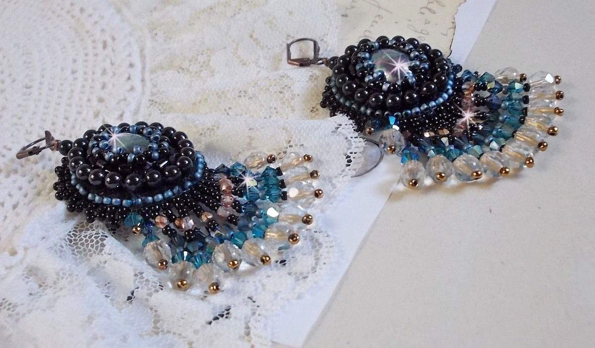 BO Angelot geborduurd met resin cabochons, Swarovski kristal kralen en Toho rocailles.