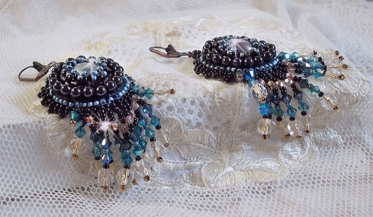 BO Angelot geborduurd met resin cabochons, Swarovski kristal kralen en Toho rocailles.