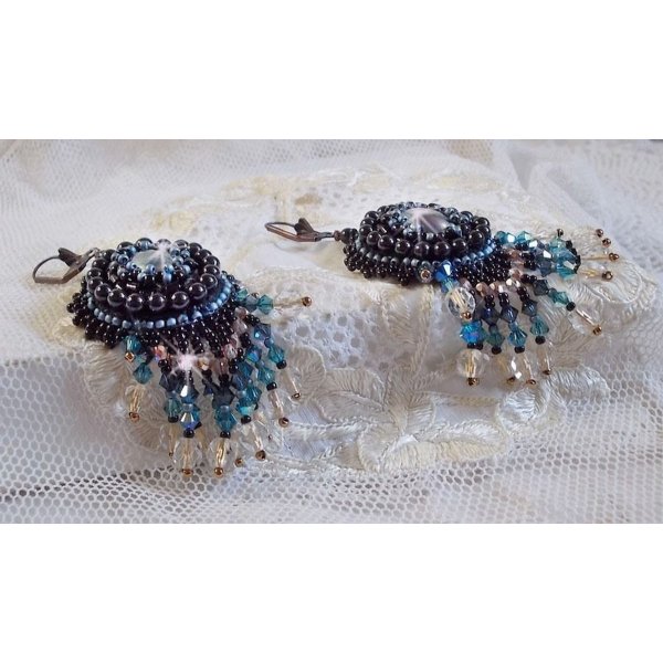 BO Angelot geborduurd met resin cabochons, Swarovski kristal kralen en Toho rocailles.