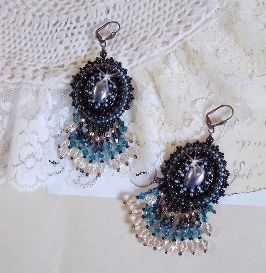 BO Angelot geborduurd met resin cabochons, Swarovski kristal kralen en Toho rocailles.