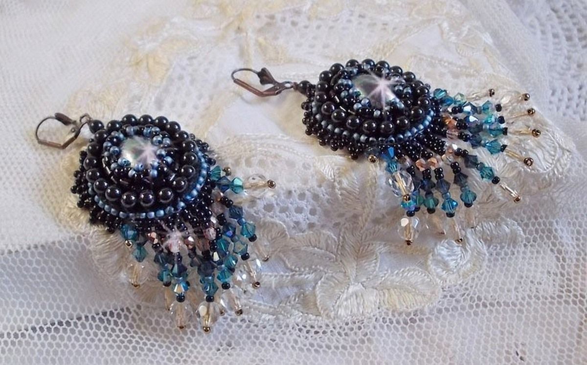 BO Angelot geborduurd met resin cabochons, Swarovski kristal kralen en Toho rocailles.