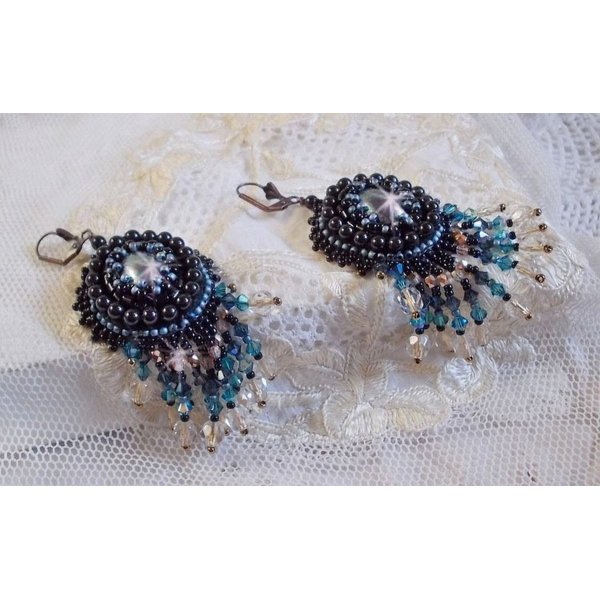 BO Angelot geborduurd met resin cabochons, Swarovski kristal kralen en Toho rocailles.