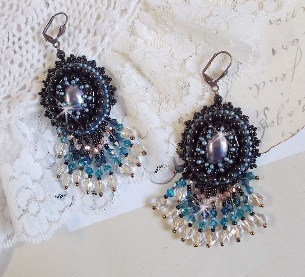 BO Angelot geborduurd met resin cabochons, Swarovski kristal kralen en Toho rocailles.