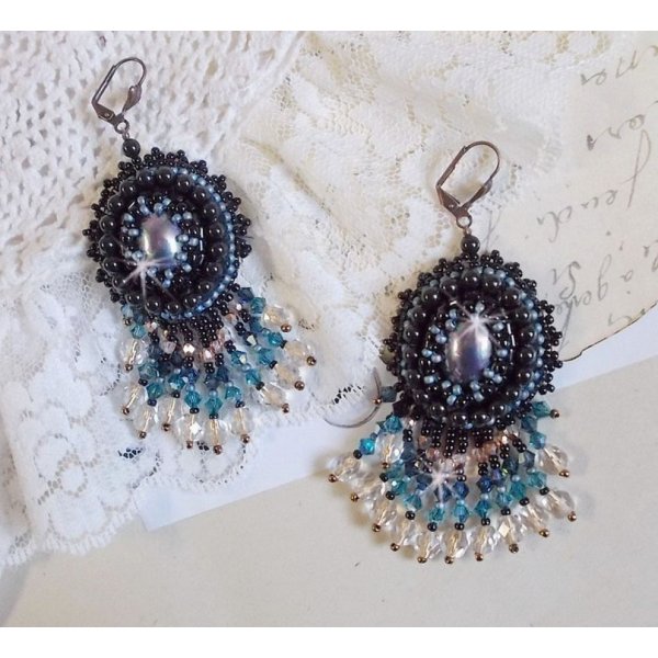 BO Angelot geborduurd met resin cabochons, Swarovski kristal kralen en Toho rocailles.