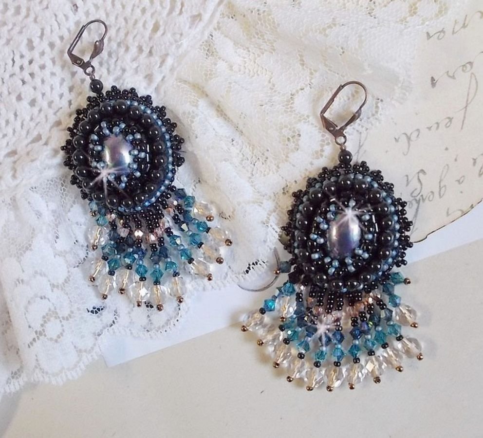 BO Angelot geborduurd met resin cabochons, Swarovski kristal kralen en Toho rocailles.
