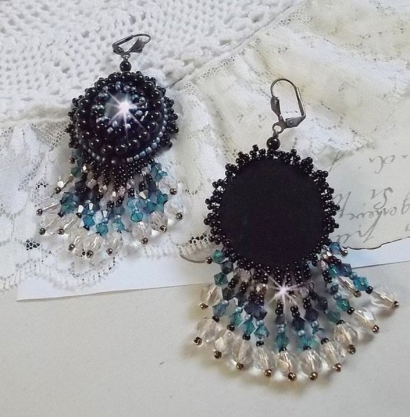 BO Angelot geborduurd met resin cabochons, Swarovski kristal kralen en Toho rocailles.