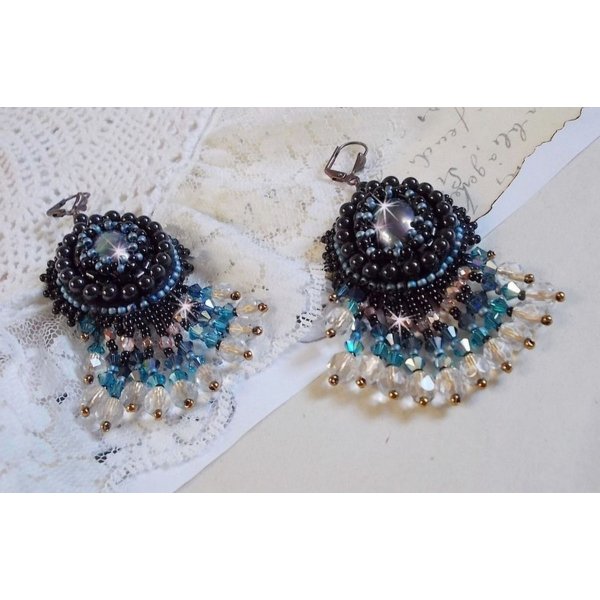 BO Angelot geborduurd met resin cabochons, Swarovski kristal kralen en Toho rocailles.