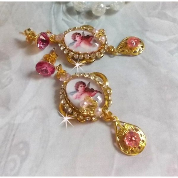 BO Musical Angels gemaakt met PureCrystal cabochons, vergrootglas cabochons, stempels en Pink Zirconiums, 